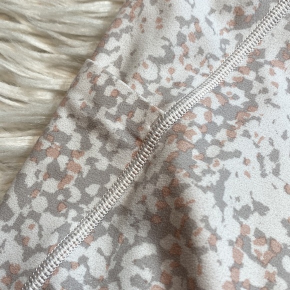 Athleta Salutation Stash Pocket Serpent Tight Leggings White sz S - Picture 9 of 10